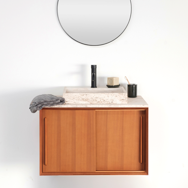 Travertin badkamermeubel van Furnified in een badkamer.ALT