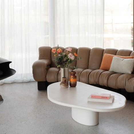 Organische salontafel van Furnified in een woonkamer.ALT