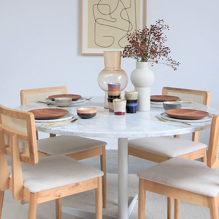 Dineren in stijl op een marmeren eettafel