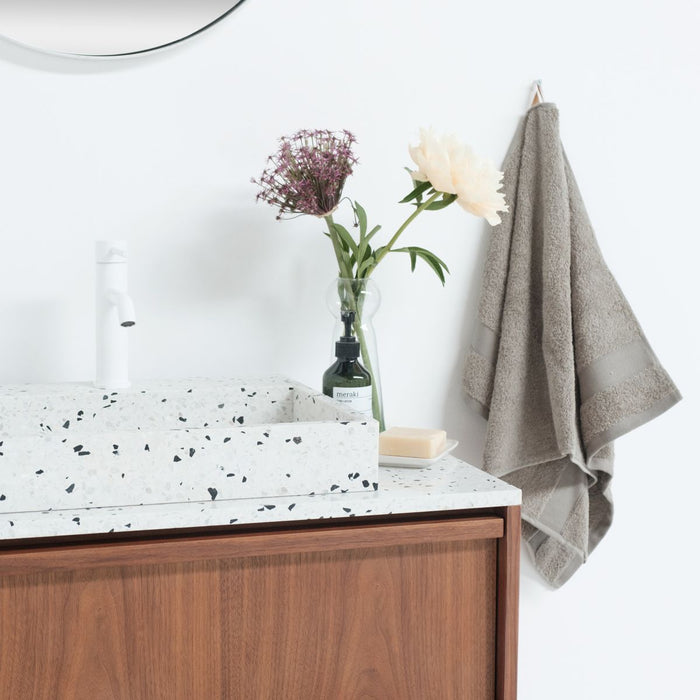 vintage badkamerkast met wit marmer terrazzo lavabo en wastafelplaat