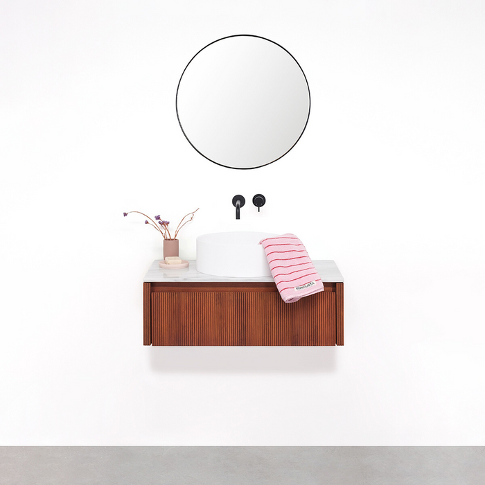 ahun walnoten badkamerkast in een badkamer van Furnified.ALT