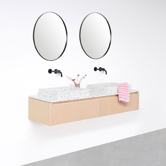 Set Ahun Badkamermeubel in Eik met Marcel Bovenplaat en George Wastafel in Terrazzo Wit.ALT