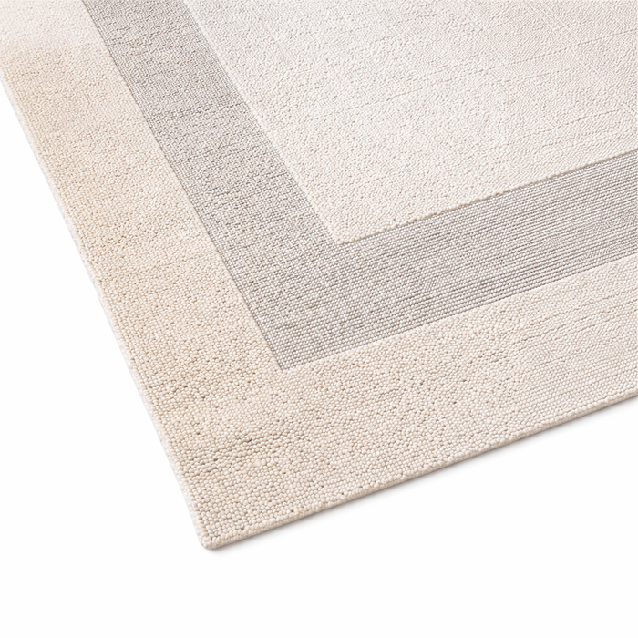 Tapis fait main Kora en laine blanche à rayures