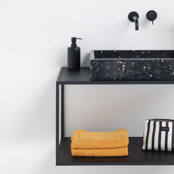 donkere lavabo in marmer met puntjes