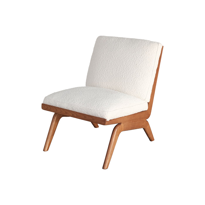 Joanna fauteuil van Furnified met een walnoothouten onderstel gecombineerd met een witte bouclé zitting