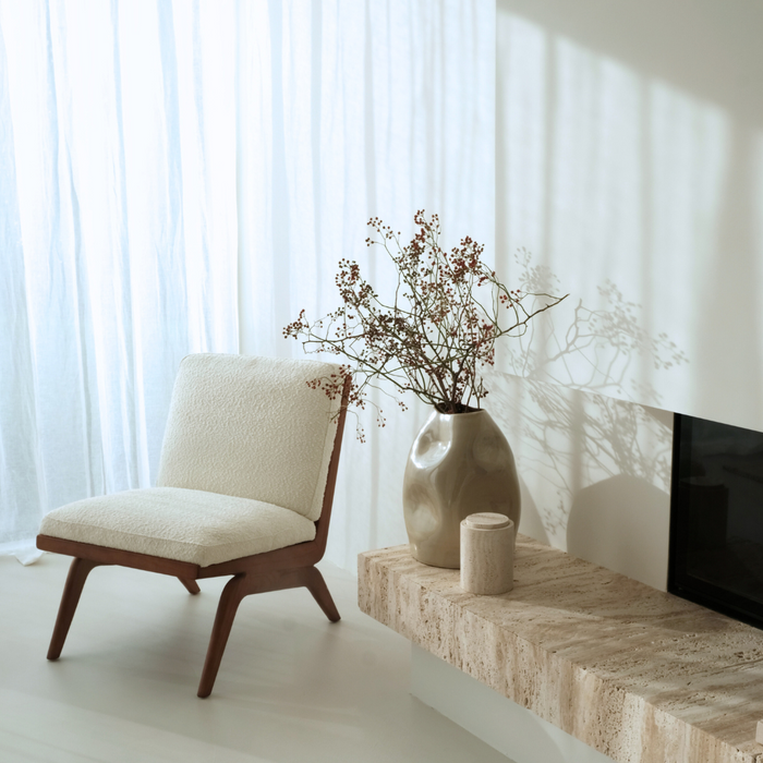 Joanna fauteuil van Furnified in een woonkamer gecombineerd met andere meubels
