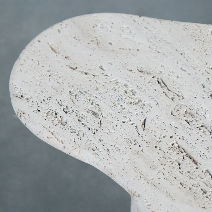 Mesa auxiliar orgánica Jonah de travertino blanco 40 cm