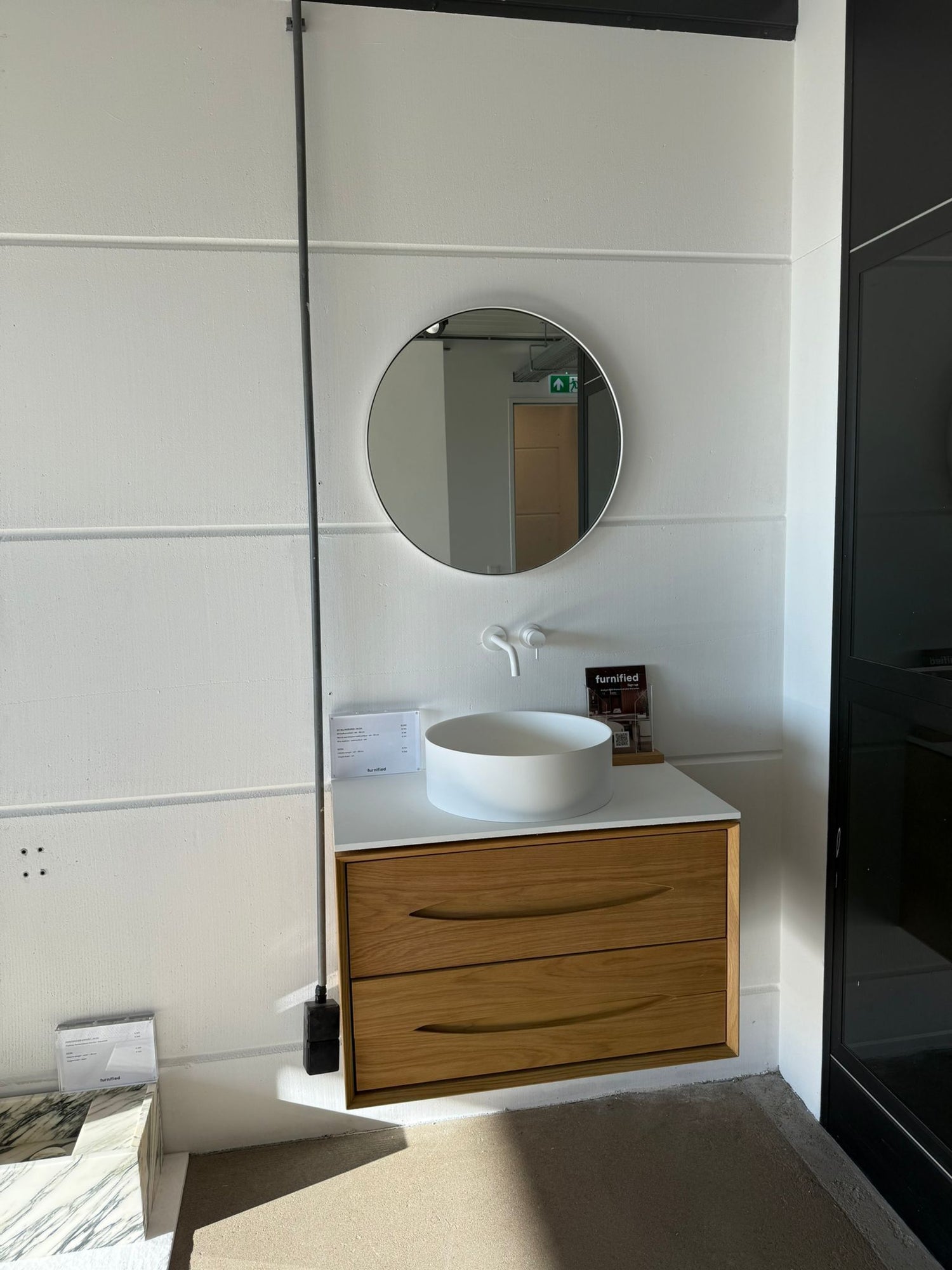 Badkamermeubels in eik, walnoot en natuursteen – ontdek ze in onze showroom in Naarden