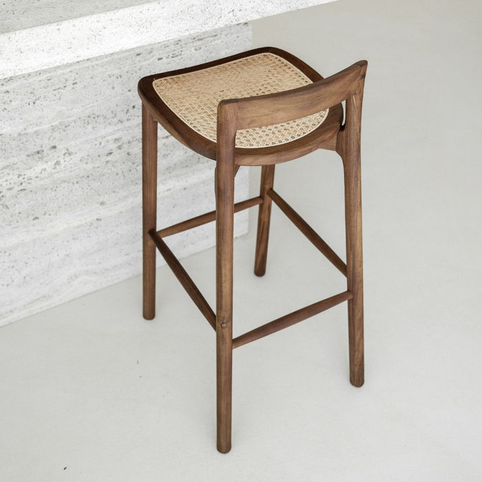 charmes-bartstoel-licht-walnoot-rotan-zitting-furnifed-detail