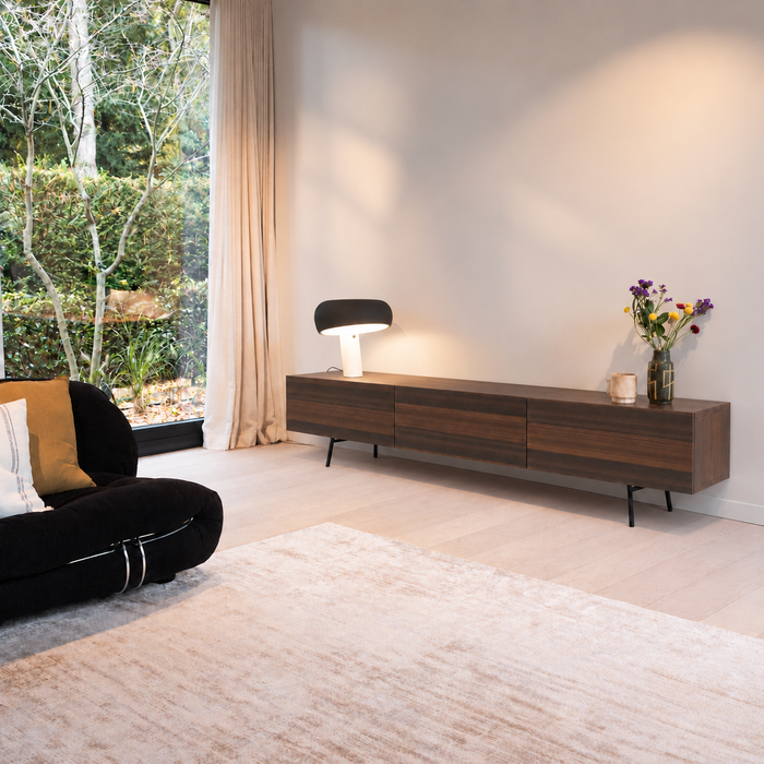 Tv-dressoir Duinkerke smoke 165 cm – warme belichting en zachte raamschaduw