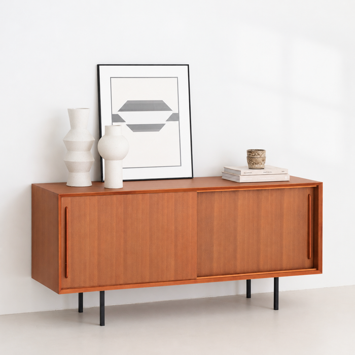 Vintage dressoir Oskar teak 150 cm – warme belichting en zachte raamschaduw