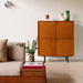Hoog dressoir Bob retro 100 cm – warme belichting en zachte raamschaduw