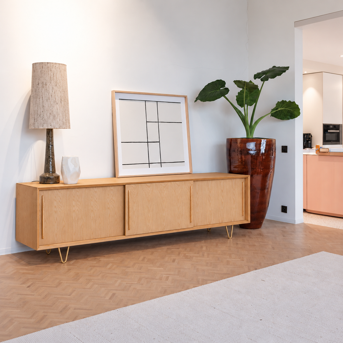 Scandinavisch dressoir Oskar eik 220 cm – warme belichting en zachte raamschaduw