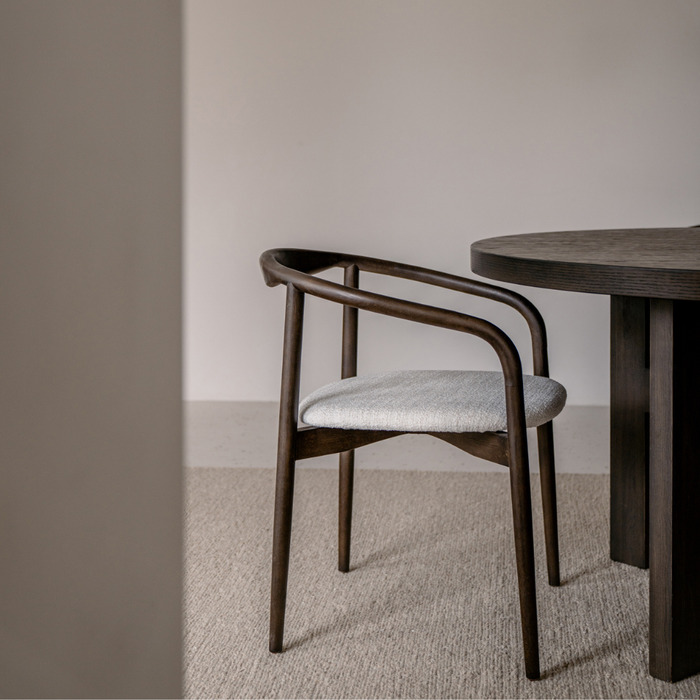 Silla de comedor Ely smoke de madera de caucho con asiento tapizado