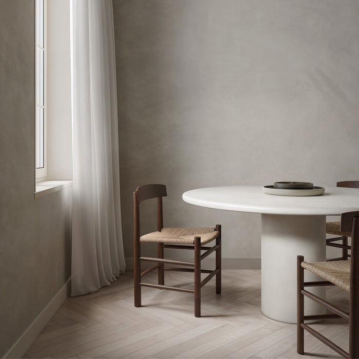 Silla de comedor Gien de nogal oscuro con cuerda color latte