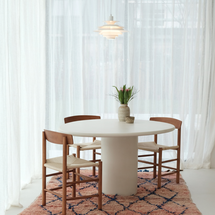 gien-eetkamerstoel-in-een-eetkamer