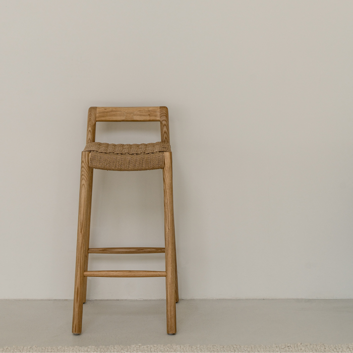 Tabouret de bar Nulla en chêne avec assise tressée 65 cm