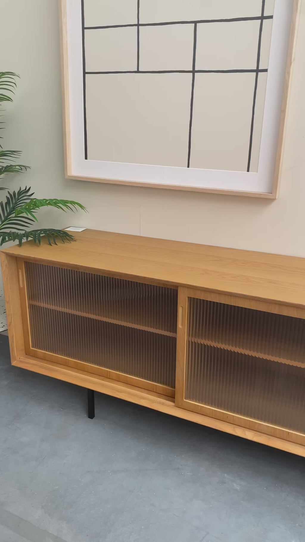 Vintage dressoir met glazen schuifdeuren