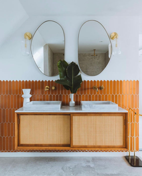 Mueble de baño vintage Nestor teca y ratán con lavabo de mármol blanco 150 cm