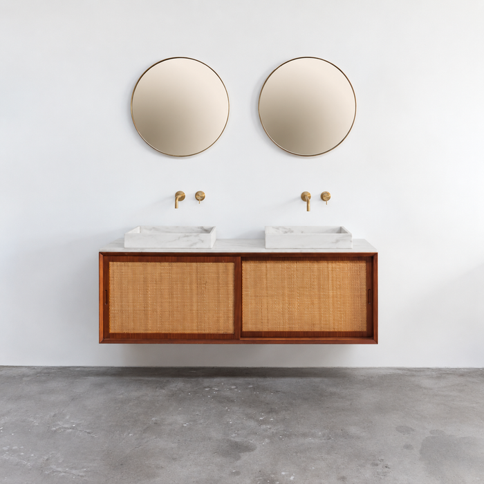 Mueble de baño vintage Nestor teca y ratán con lavabo de mármol blanco 150 cm