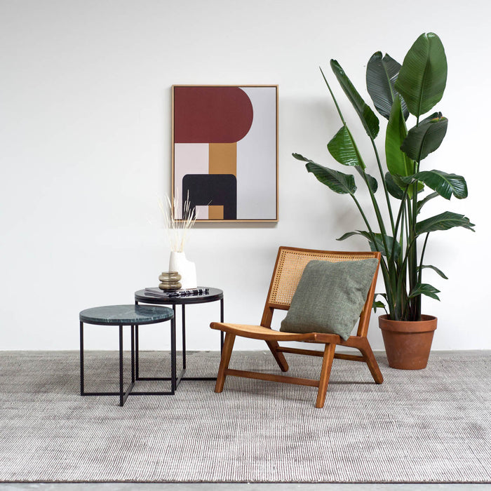 Houtskool Wit Tapijt Amado gecombineerd met meerdere meubels van Furnified in een woonkamer.ALT
