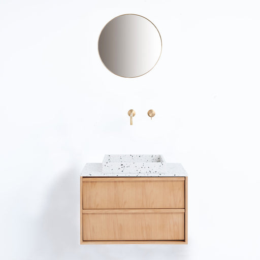 Badkamerset met eiken houten badkamerkast en wit mterrazzo marmeren plaat en lavabo