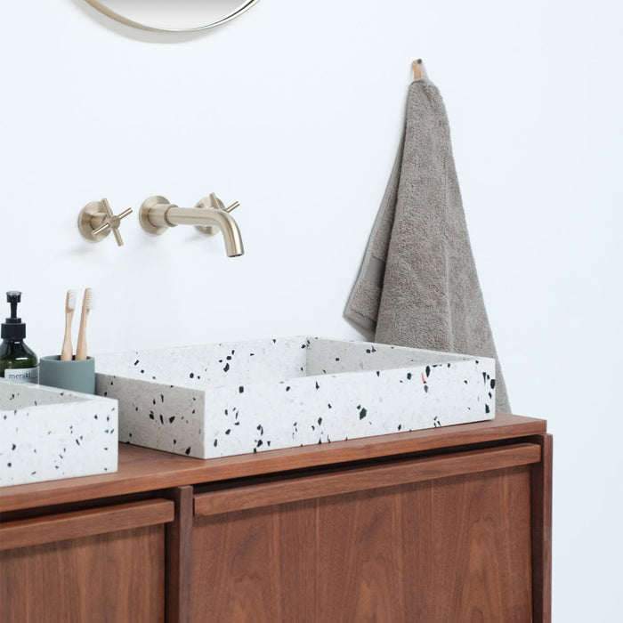 badkamerset houten kast en marmeren lavabo's