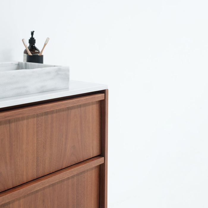 vintage onderbouwkast met wit marmer lavabo en plaat