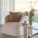 barriel fauteuil in wit boucle in een woonkamer gecombineerd met andere meubels van Furnified.ALT