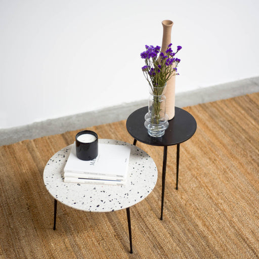 terrazzo bijzettafel rond met zwarte poten