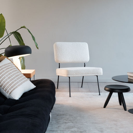 Emma boucle fauteuil met metalen details Furnified