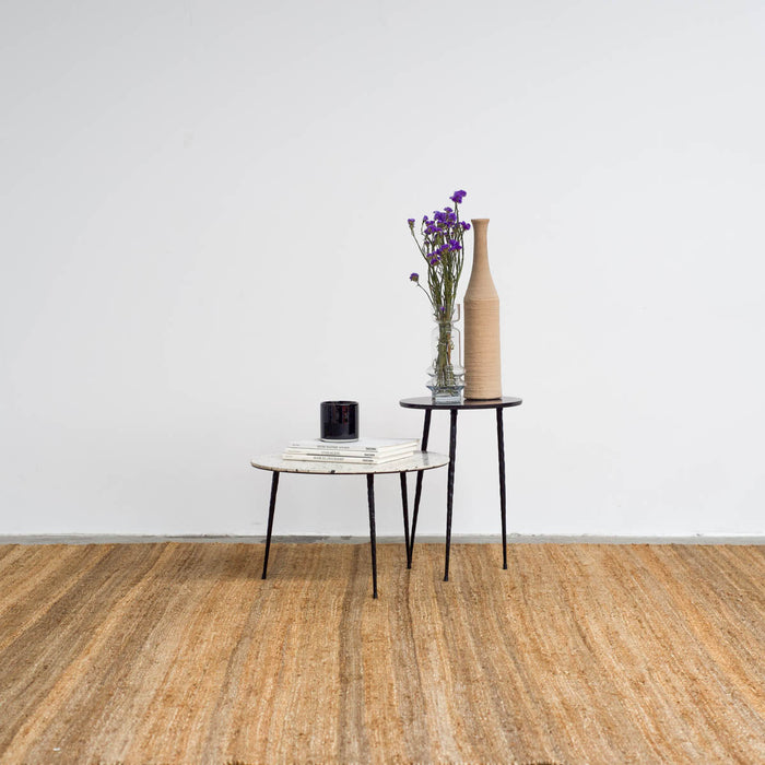 Naturel tapijt jutte Killia gecnombineerd met marmeren bijzettafels van Furnified.ALT