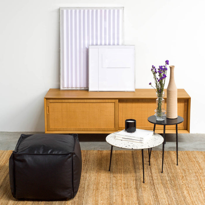 Naturel tapijt jutte Killia gecombineerd met meerdere meubels van Furnified