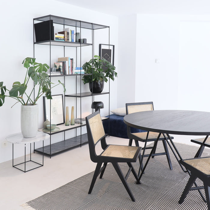 zwart wit tapijt van Furnified in een eetkamer samen met eetkamermeubels.ALT