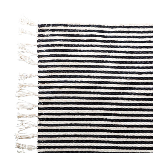 zwart wit strepen tapijt nevis furnified van dichtbij.ALT