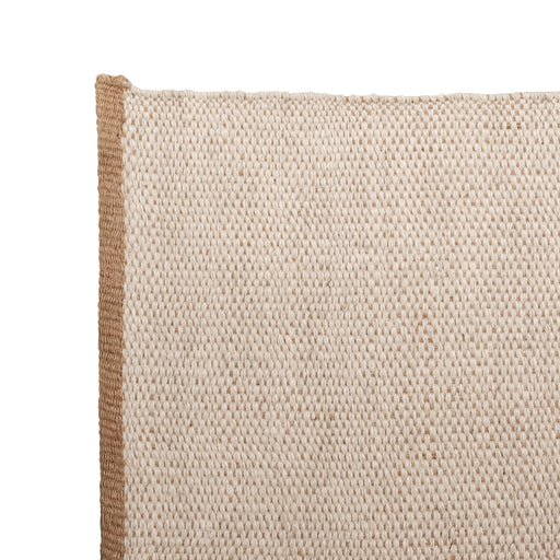 Beige charles tapijt van Furnified dichtbij.ALT