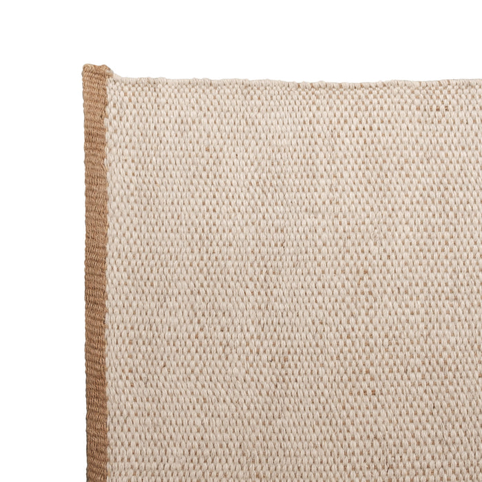 Beige charles tapijt van Furnified dichtbij.ALT